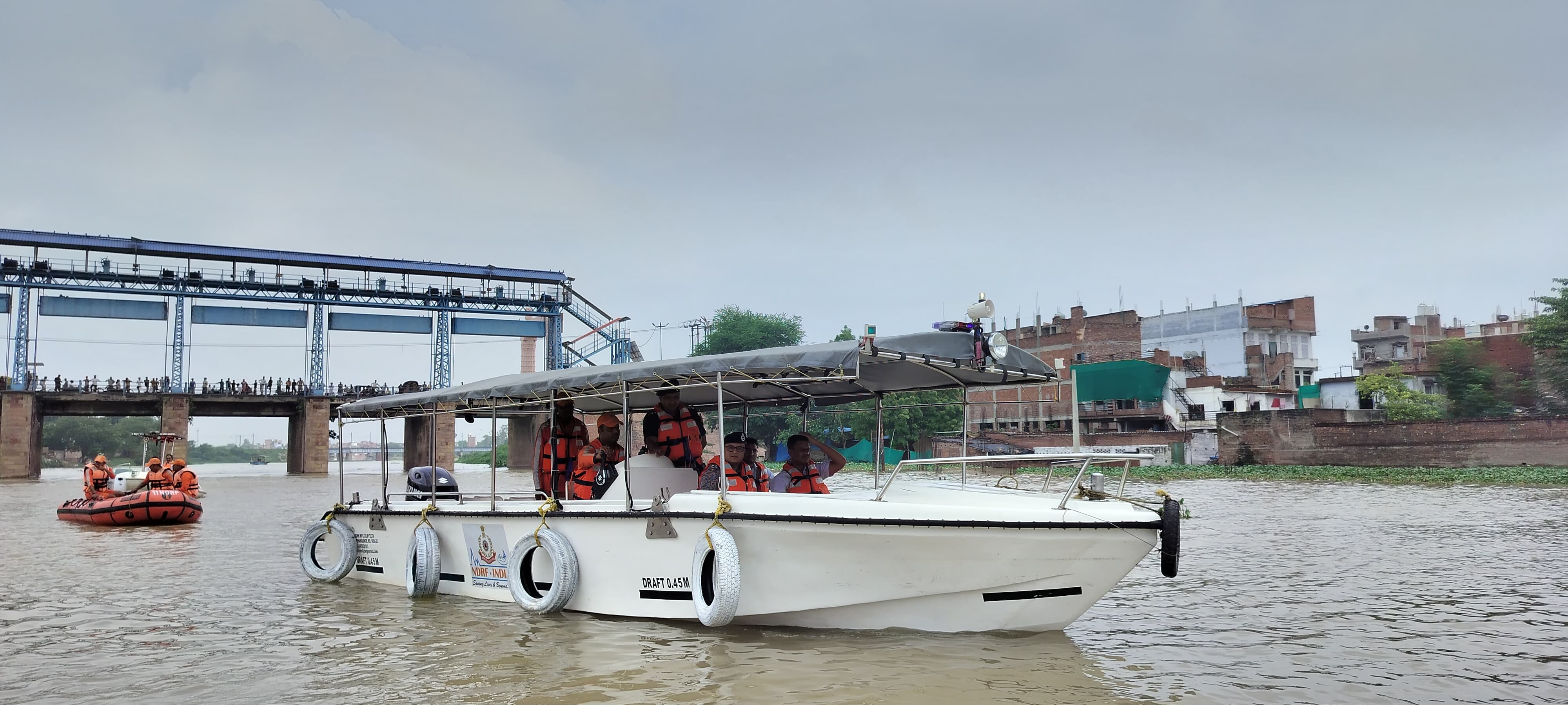 वरूणा नदी मे बाढ़ का अवलोकन करते अफसर वरूणा नदी मे बाढ़ का अवलोकन करते अफसर
