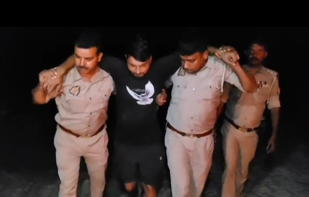 घायल गौ तस्कर को पुलिस ले जाती घायल गौ तस्कर को पुलिस ले जाती