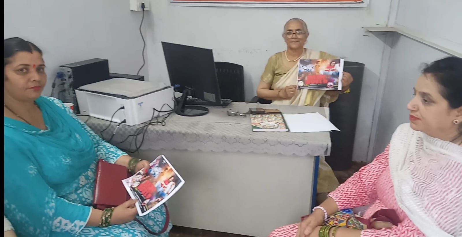 फिल्म डार्क वर्ल्ड का विमोचन करते हुए ।