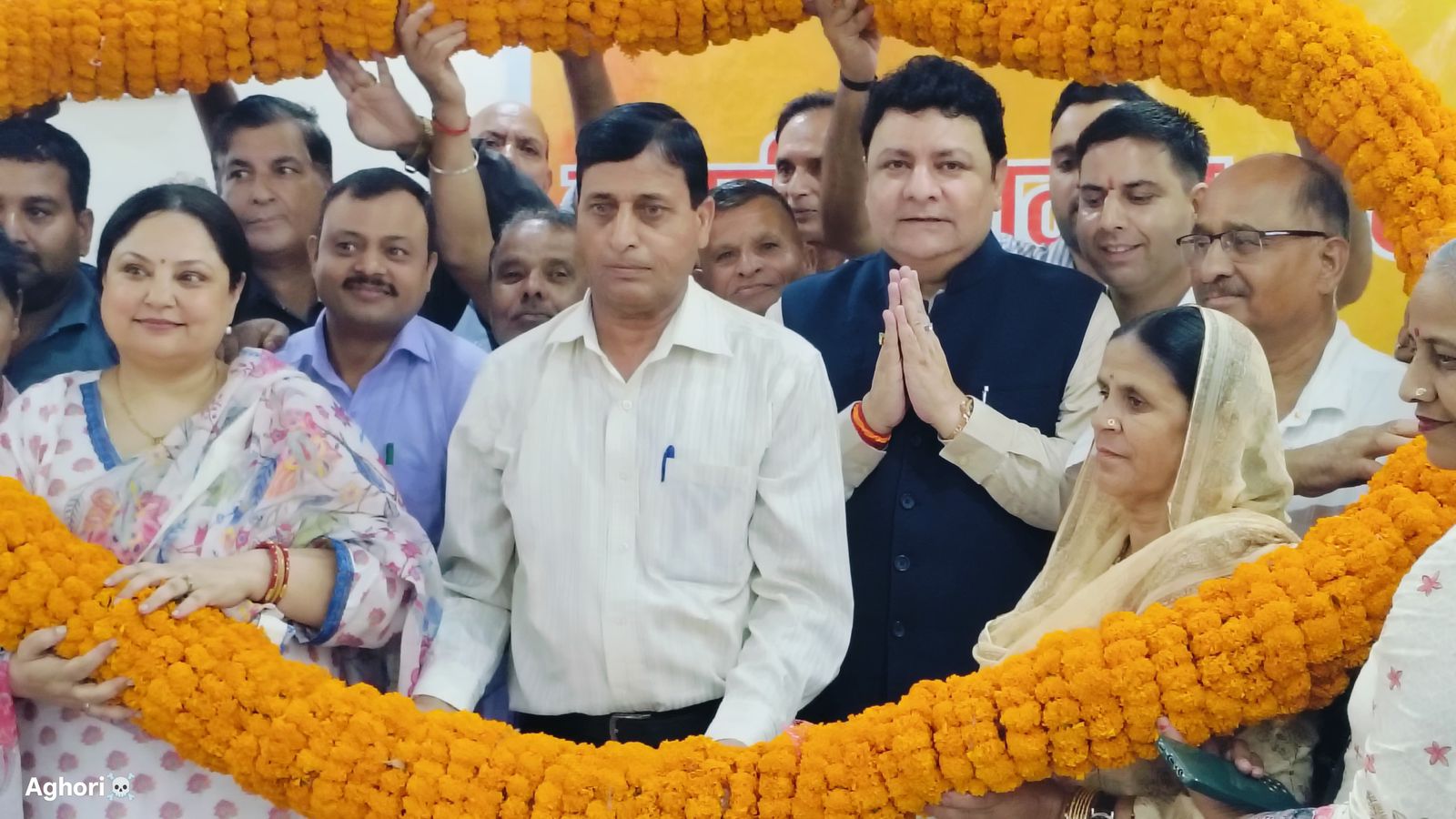 लोगों के साथ भाजपा नेता सुधीर शर्मा। लोगों के साथ भाजपा नेता सुधीर शर्मा।