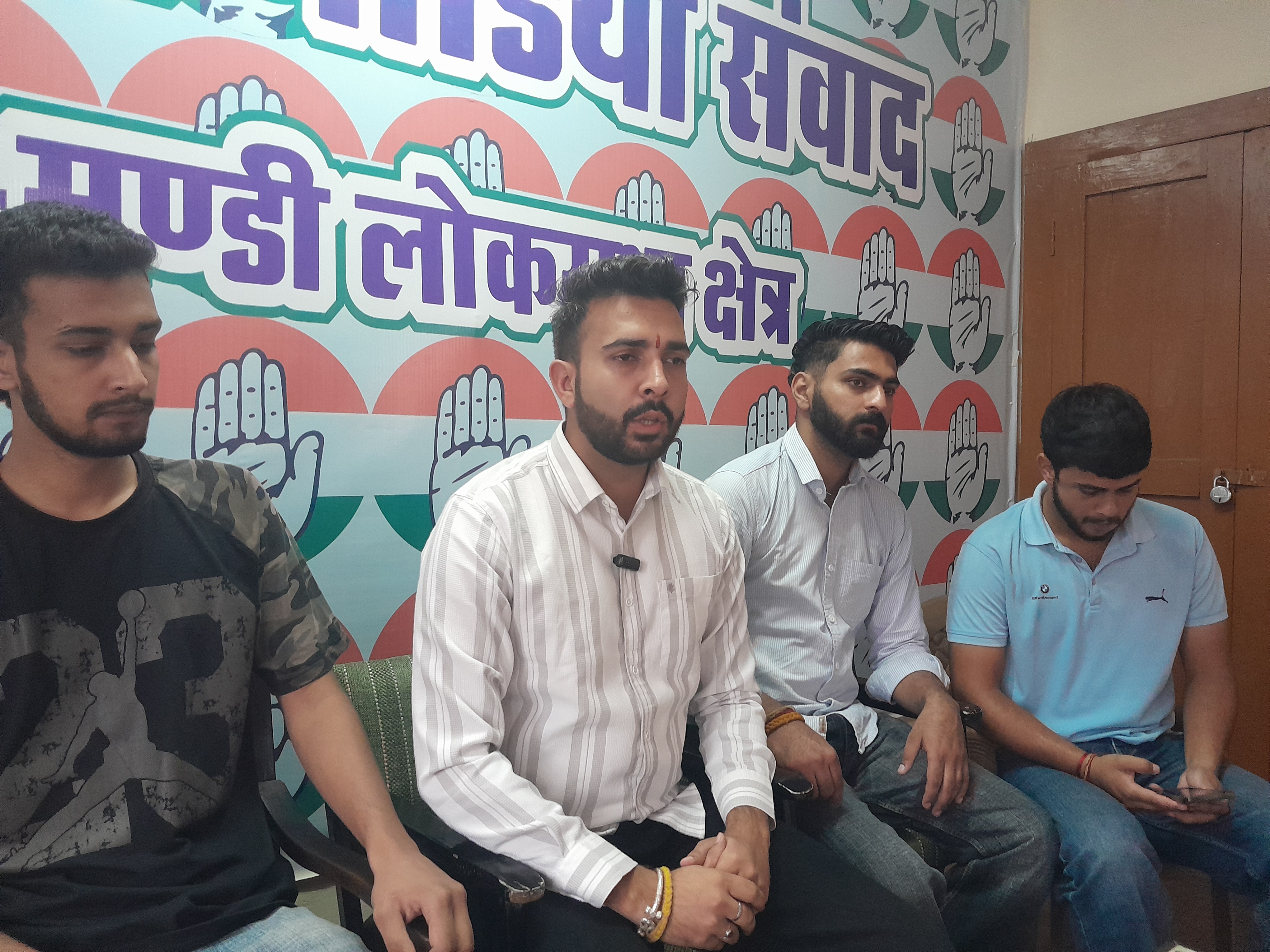 मंडी में पत्रकारों से बात करते हुए एनएसयूआई के राज्य संगठन महासिचव।