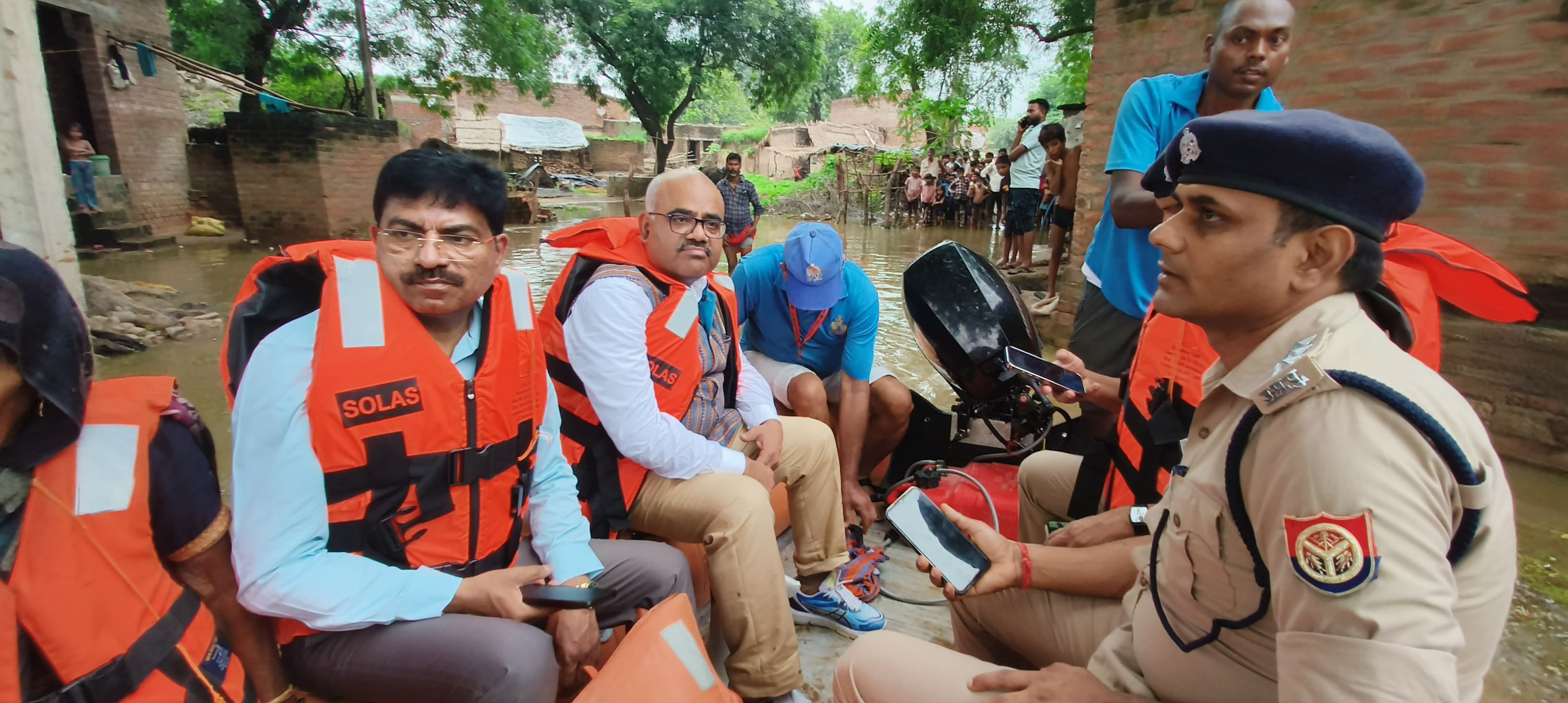 निरीक्षण के दौरान जिलाधिकारी जितेंद्र प्रताप सिंह व अन्य