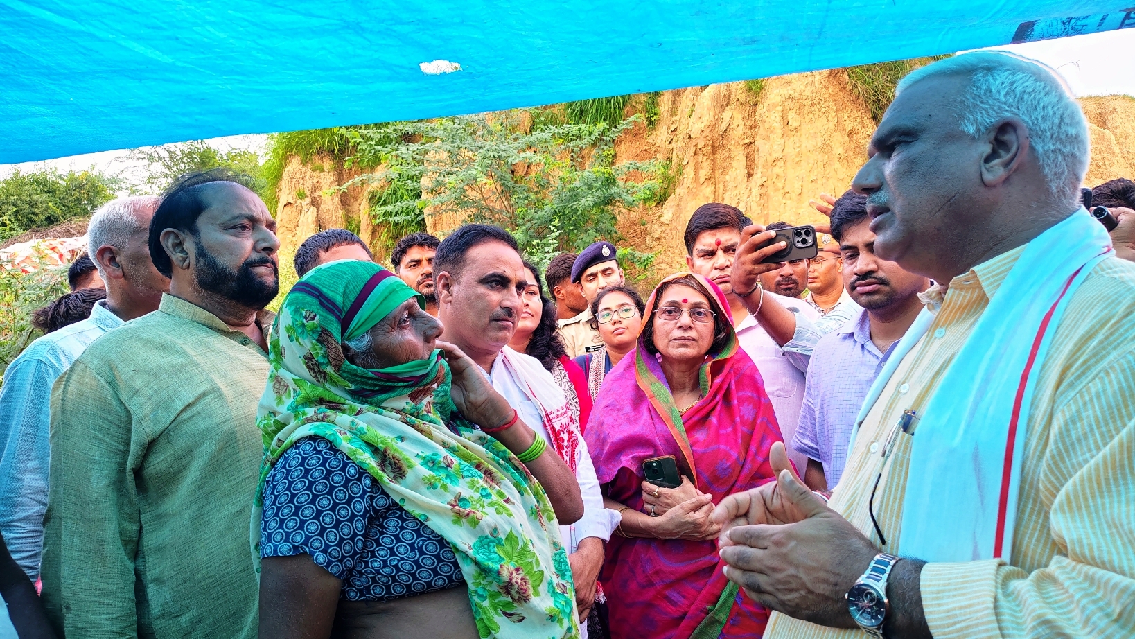 धााैलपुर में ग्ामीणााें से संवाद करते प्भाारी मंती।्र्र्र् धााैलपुर में ग्ामीणााें से संवाद करते प्भाारी मंती।्र्र्र्
