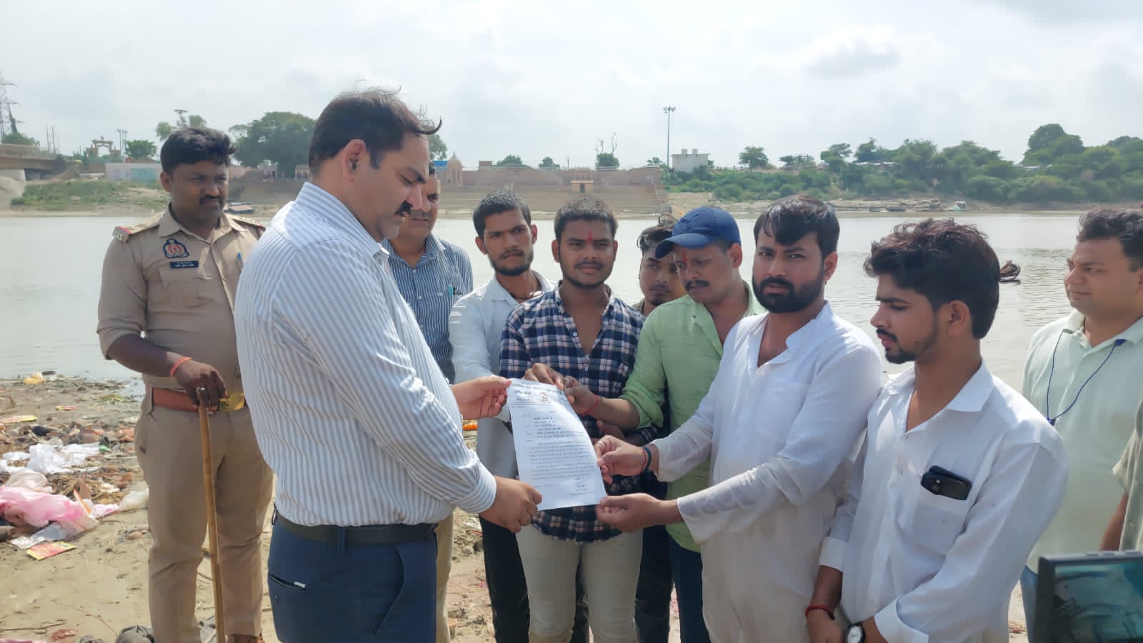 छात्र संघ चुनाव बहाली को लेकर छात्रनेताओं ने लिया जल समाधि,सौंपा ज्ञापन* छात्र संघ चुनाव बहाली को लेकर छात्रनेताओं ने लिया जल समाधि,सौंपा ज्ञापन*