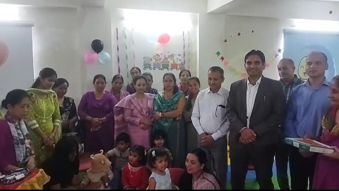 मिनी सचिवालय में स्थापित स्तनपान और क्रेच सेंटर के उद्घाटन मौके पर उपायुक्त और अन्य। मिनी सचिवालय में स्थापित स्तनपान और क्रेच सेंटर के उद्घाटन मौके पर उपायुक्त और अन्य।
