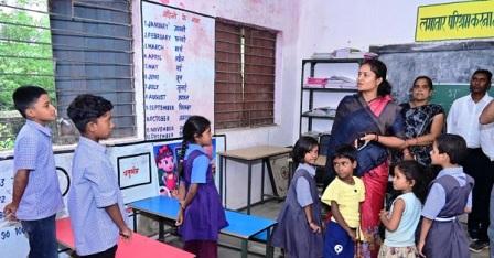 मंत्री लक्ष्मी राजवाड़े ने बच्चों से किया संवाद मंत्री लक्ष्मी राजवाड़े ने बच्चों से किया संवाद