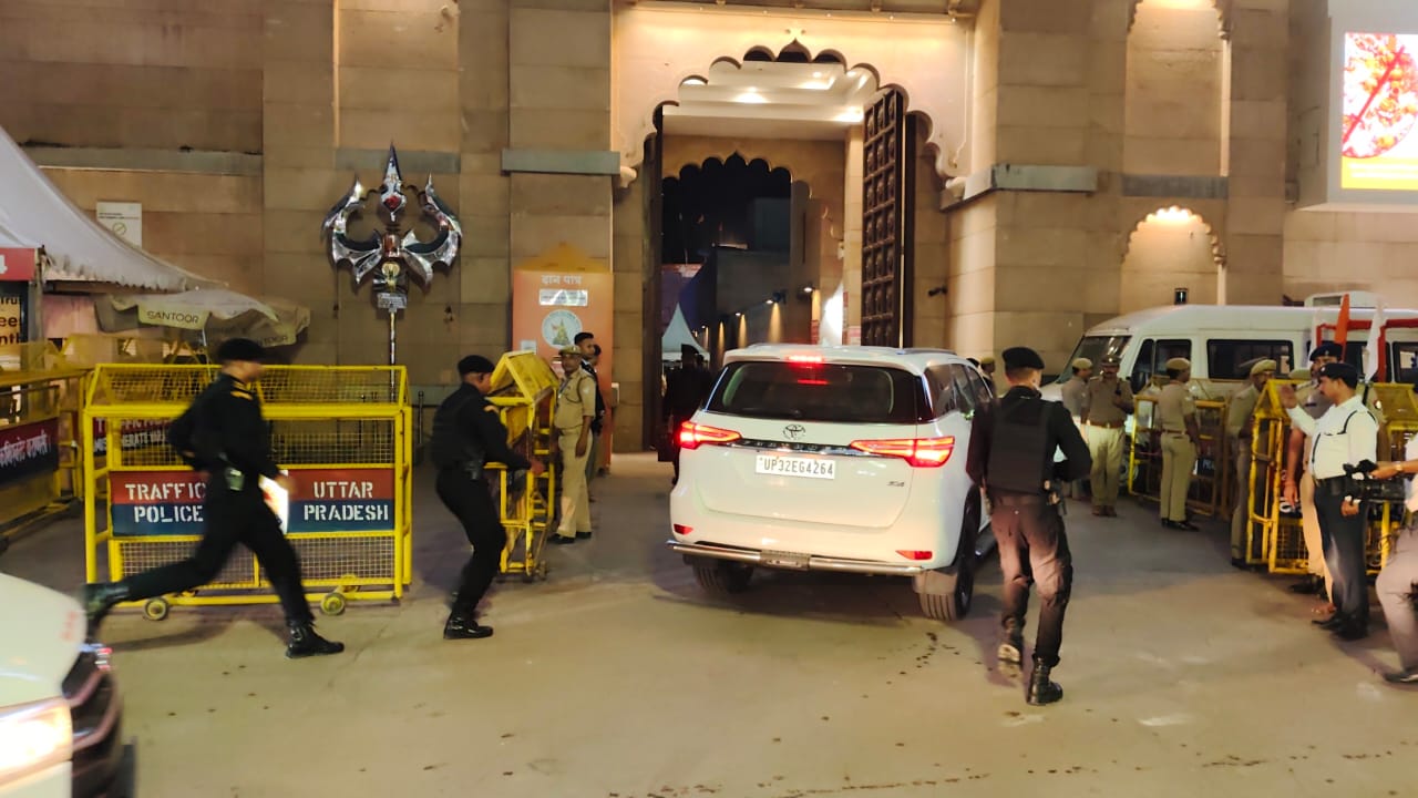 बाबा विश्वनाथ के दरबार में मुख्यमंत्री बाबा विश्वनाथ के दरबार में मुख्यमंत्री
