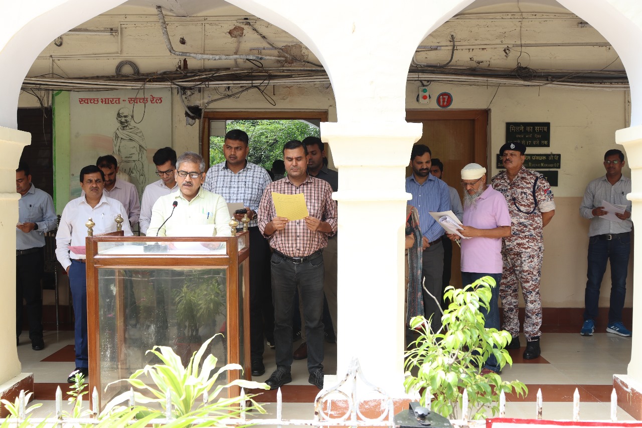 मंडल रेल प्रबंधक कार्यालय में स्वच्छता अभियान के शहर शपथ दिलाते मंडल रेल प्रबंधक संग्रह मौर्य।