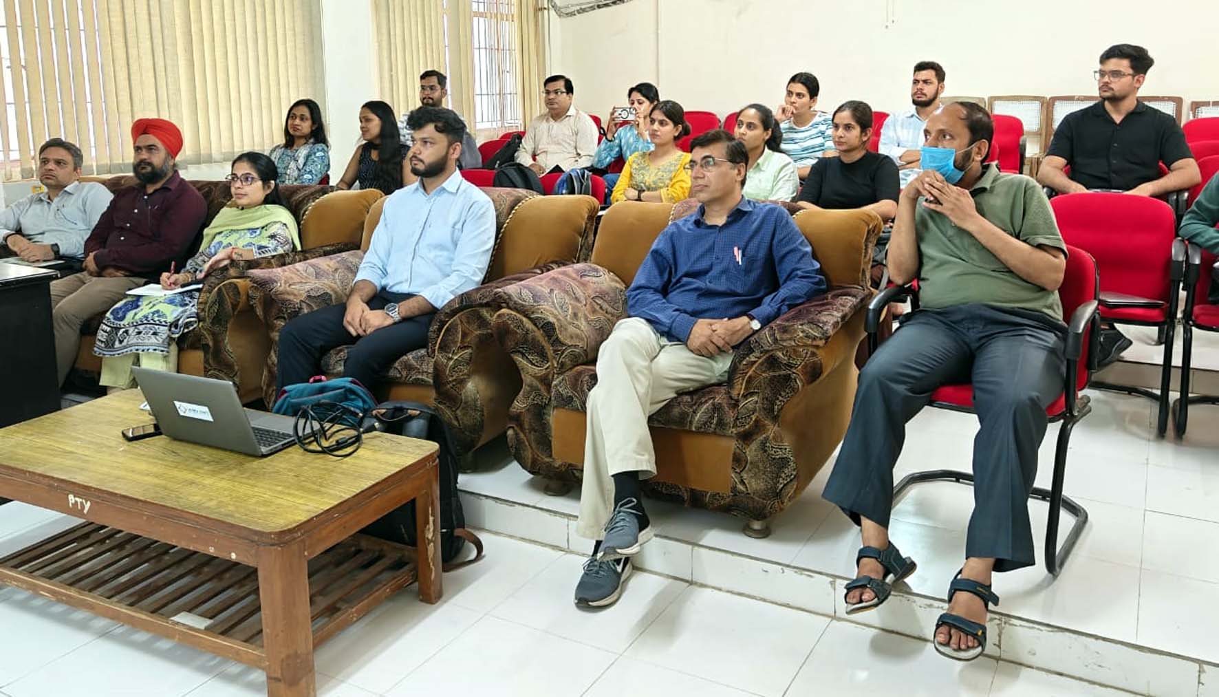 कार्यक्रम में उपस्थित अतिथिगण एवं विद्यार्थी।