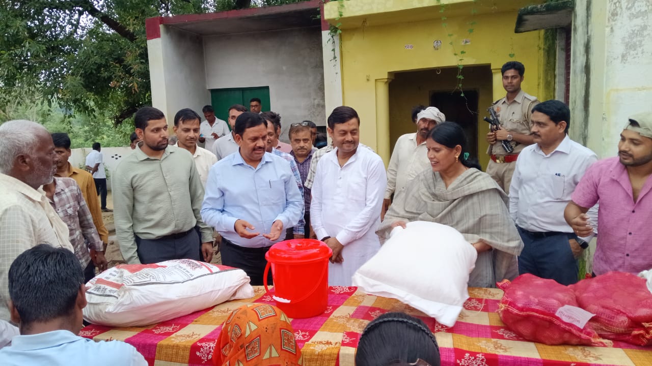 फोटो - बाढ़ राहत साम्रगी वितरण करती विधायिका फोटो - बाढ़ राहत साम्रगी वितरण करती विधायिका