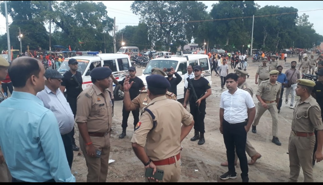कन्नौज: कांवड़ यात्रियों पर बुलडोज़र से पुष्पवर्षा कन्नौज: कांवड़ यात्रियों पर बुलडोज़र से पुष्पवर्षा