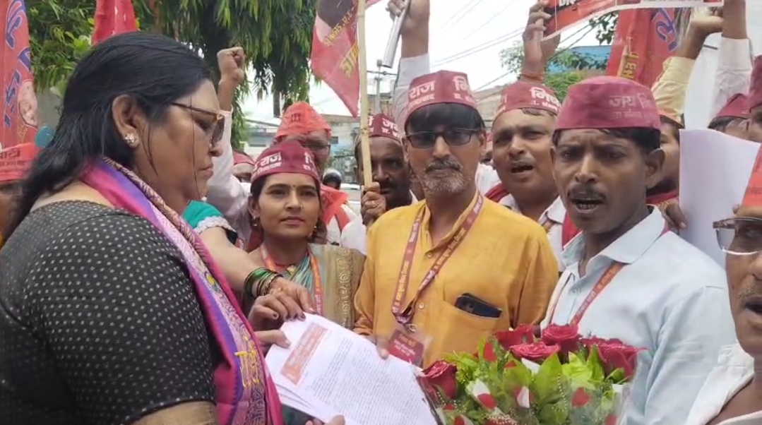 विधायक कृष्णा पासवान को ज्ञापन देते निषाद पार्टी के पदाधिकारी विधायक कृष्णा पासवान को ज्ञापन देते निषाद पार्टी के पदाधिकारी