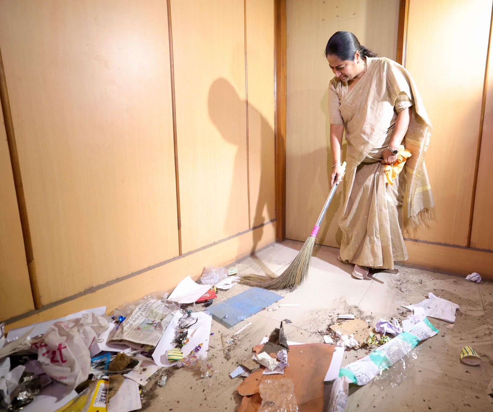 कश्मीर गेट स्थित महिला एवं बाल विकास विभाग में सफाई करके ‘दिल्ली को कूड़े से आजादी’ स्वच्छता अभियान शुरुआत करती कश्मीर गेट स्थित महिला एवं बाल विकास विभाग में सफाई करके ‘दिल्ली को कूड़े से आजादी’ स्वच्छता अभियान शुरुआत करती