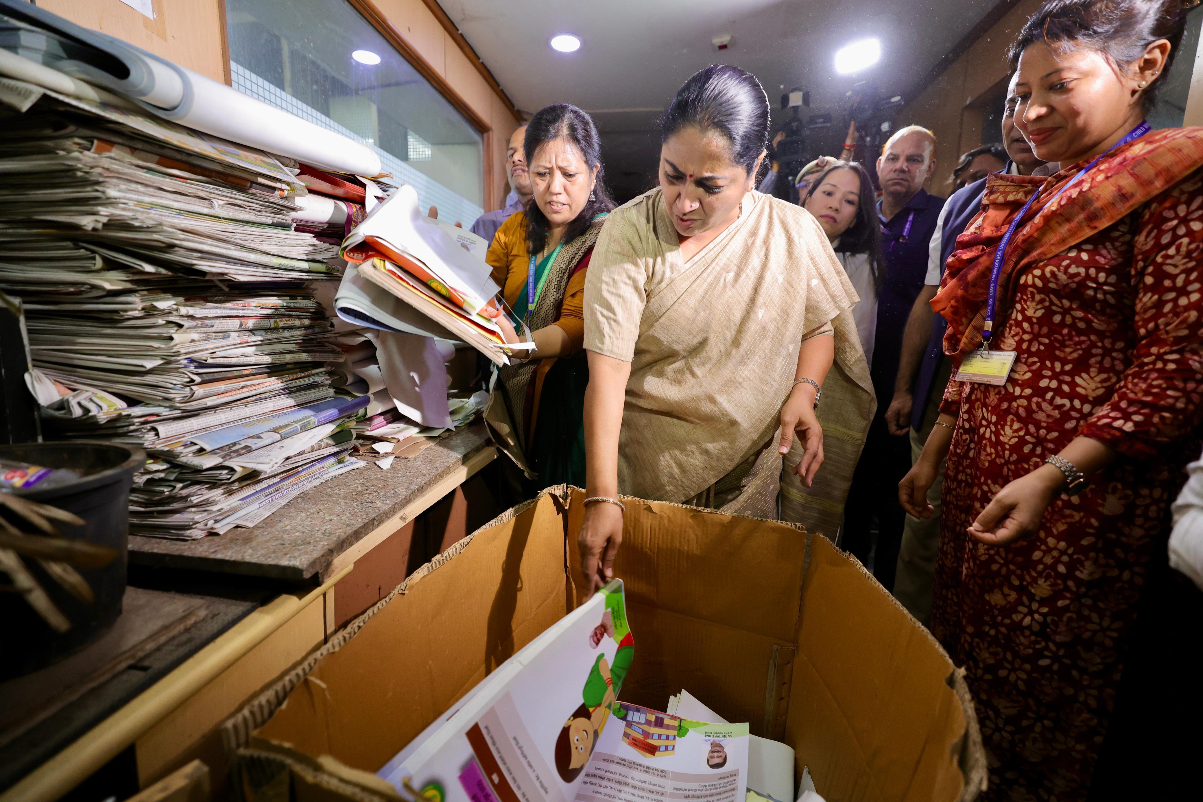 कश्मीरी गेट स्थित महिला एवं बाल विकास विभाग परिसर से ‘दिल्ली को कूड़े से आजादी’ अभियान की शुरुआत के दौरान सफाई करती मुख्यमंत्री रेखा गुप्ता