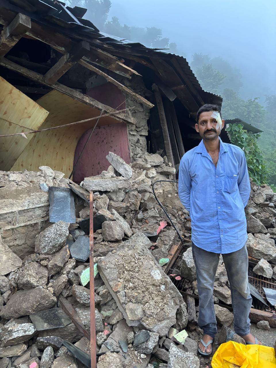 अपने क्षतिग्रस्त मकान के पास प्रभावित।