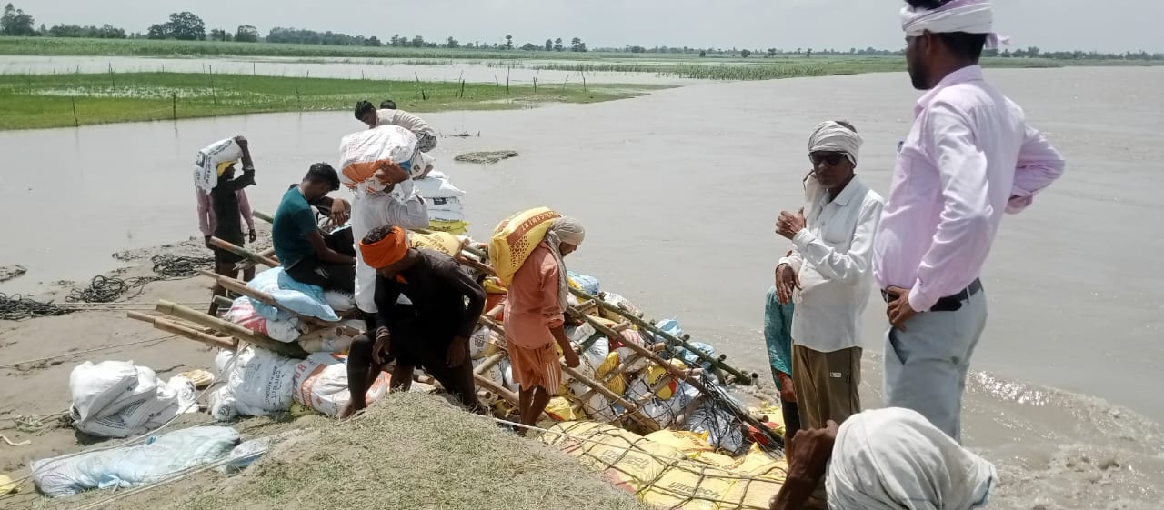 कटान रोकने के लिए डाले जा रहे हैं जियो बैग कटान रोकने के लिए डाले जा रहे हैं जियो बैग