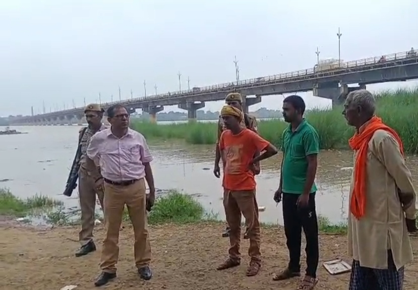 बाढ़ संभावित क्षेत्रों का निरीक्षण करते एसडीएम सदर गुलाब चंद। बाढ़ संभावित क्षेत्रों का निरीक्षण करते एसडीएम सदर गुलाब चंद।