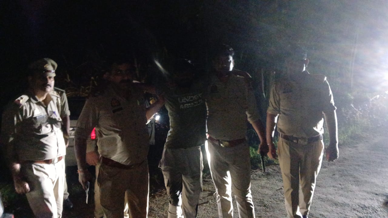 मुठभेड़ के बाद आरोपी को लेकर जाते पुलिस मुठभेड़ के बाद आरोपी को लेकर जाते पुलिस