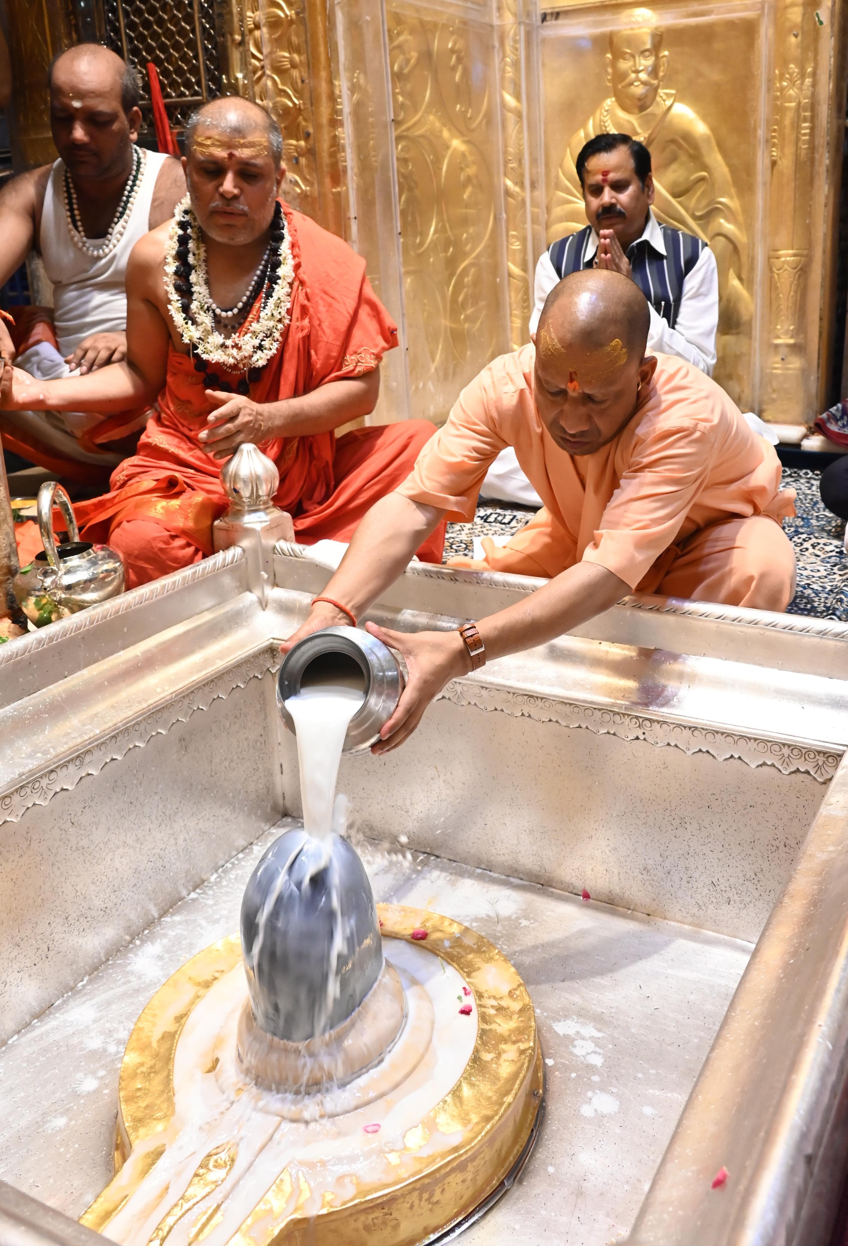 बाबा विश्वनाथ के दरबार में मुख्यमंत्री बाबा विश्वनाथ के दरबार में मुख्यमंत्री