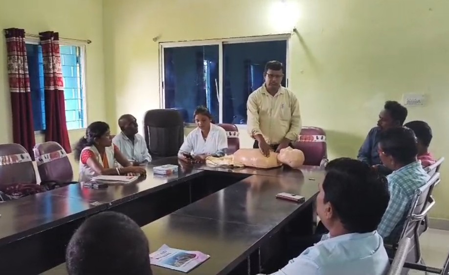 सीपीआर का प्रशिक्षण देते चिकित्सक सीपीआर का प्रशिक्षण देते चिकित्सक