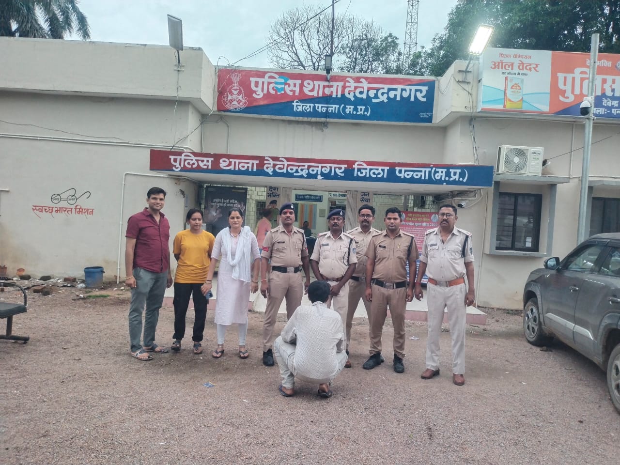 आरोपी को गिरफ्तार किये पुलिस टीम आरोपी को गिरफ्तार किये पुलिस टीम