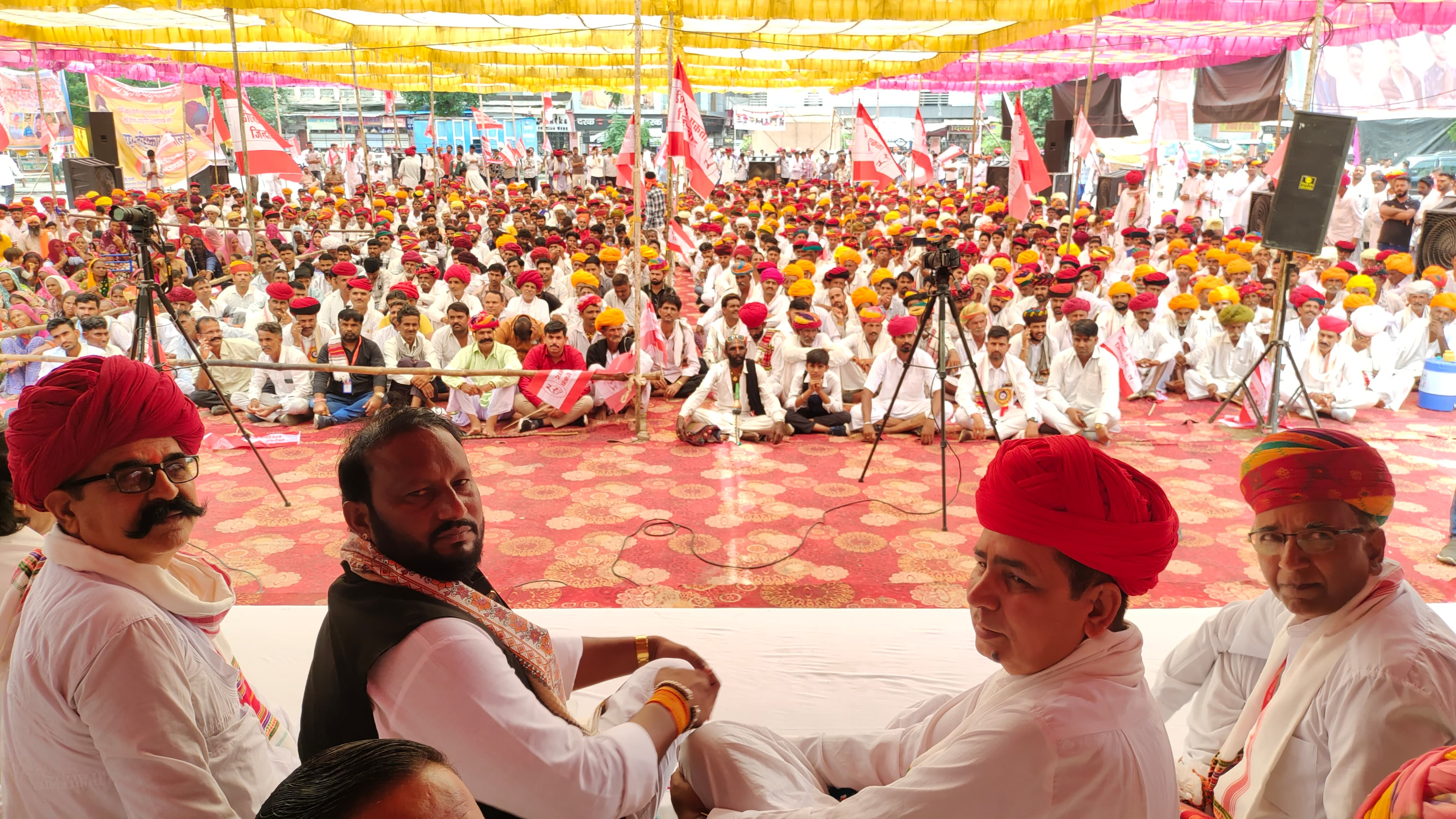 हक नहीं तो वोट नहीं’, डीएनटी समाज ने किया चुनाव बहिष्कार का ऐलान सड़क पर उतरा डीएनटी समाज, सरकार को दिया 3 माह का अल्टीमेटम हक नहीं तो वोट नहीं’, डीएनटी समाज ने किया चुनाव बहिष्कार का ऐलान सड़क पर उतरा डीएनटी समाज, सरकार को दिया 3 माह का अल्टीमेटम