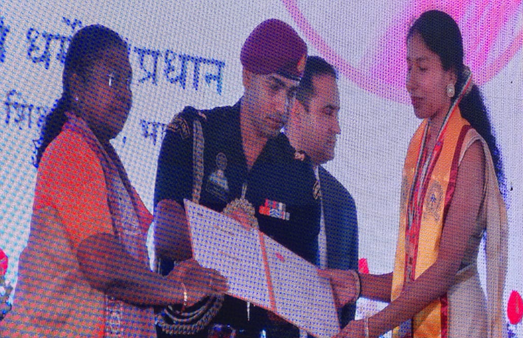 दीक्षांत समारोह में छात्रा को गोल्ड मेडल और डिग्री प्रदान करती राष्ट्रपति