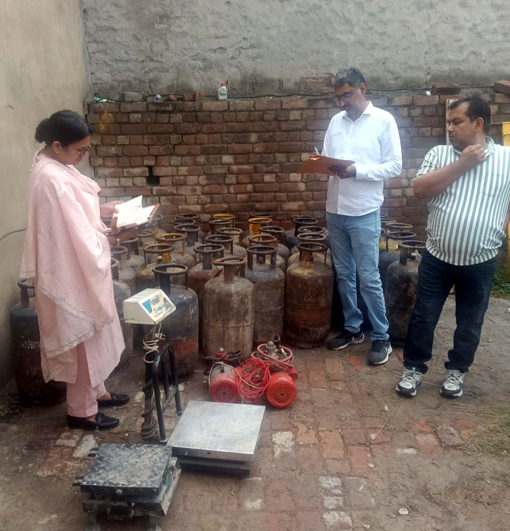 अवैध गैस सिलेंडर गोदाम पर जांच करते हुए सीएम फ्लाइंग इंचार्ज सुनैना व अन्य अधिकारी। अवैध गैस सिलेंडर गोदाम पर जांच करते हुए सीएम फ्लाइंग इंचार्ज सुनैना व अन्य अधिकारी।