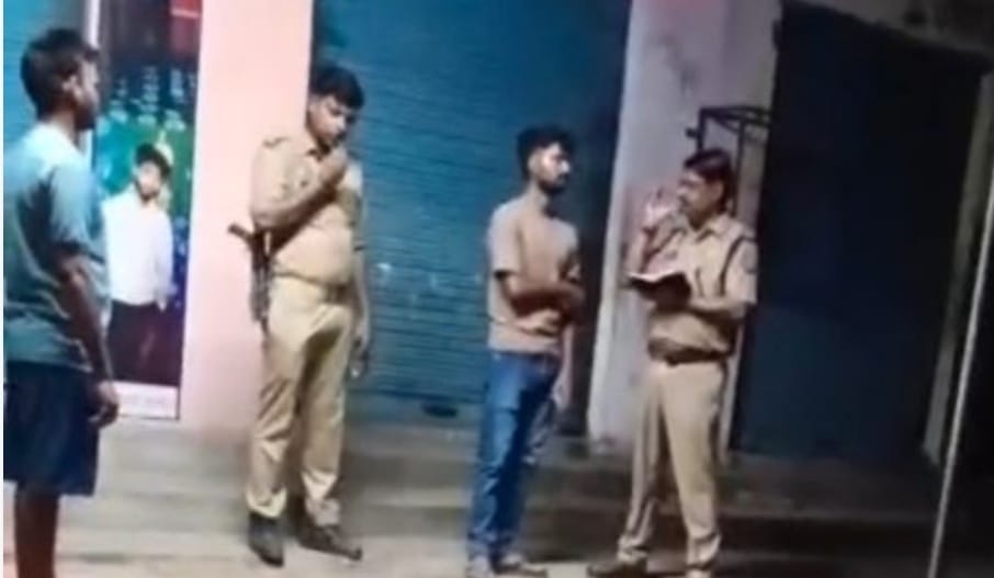 वक्रांगी संचालक प्रमोद पटेल से पूछताछ करते हुए पुलिस वक्रांगी संचालक प्रमोद पटेल से पूछताछ करते हुए पुलिस