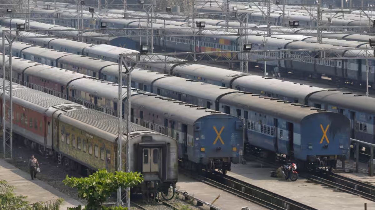 सियालदह में अलग-अलग प्लेटफार्म तय किए गए अलग-अलग ट्रेनों के लिए