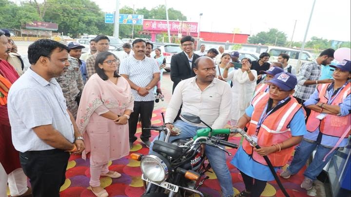 कलेक्टर ने एक पेट्रोल पम्प पर तीन महिलाओं को सौंपी फ्यूल डिलेवरी वर्कर की जिम्मेदारी कलेक्टर ने एक पेट्रोल पम्प पर तीन महिलाओं को सौंपी फ्यूल डिलेवरी वर्कर की जिम्मेदारी