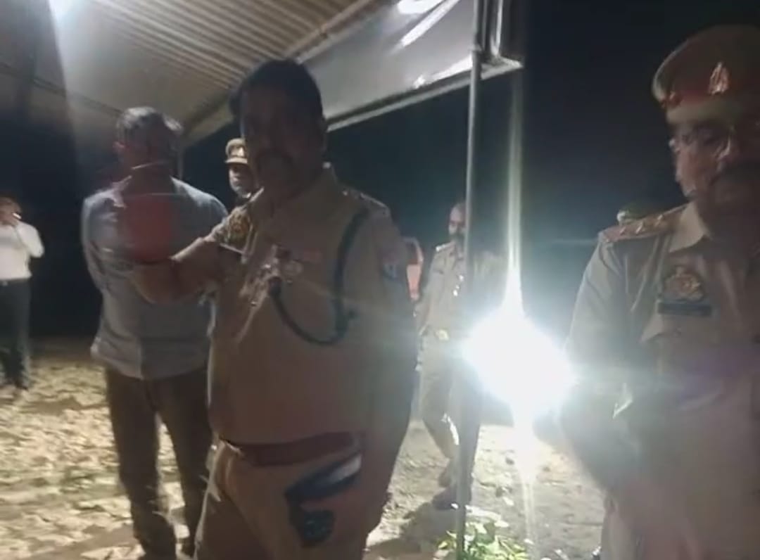पुलिस अधीक्षक डॉ कौस्तुभ मौके पर जांच पड़ताल करते हुए पुलिस अधीक्षक डॉ कौस्तुभ मौके पर जांच पड़ताल करते हुए