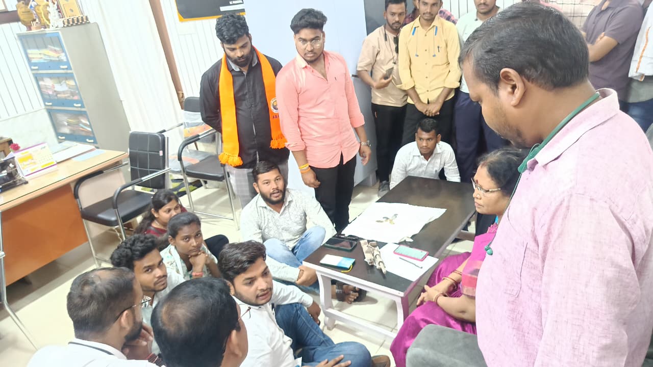 बीसीएस पीजी कालेज के प्राचार्य कक्ष में प्रदर्शन करते हुए अभाविप के पदाधिकारी। बीसीएस पीजी कालेज के प्राचार्य कक्ष में प्रदर्शन करते हुए अभाविप के पदाधिकारी।