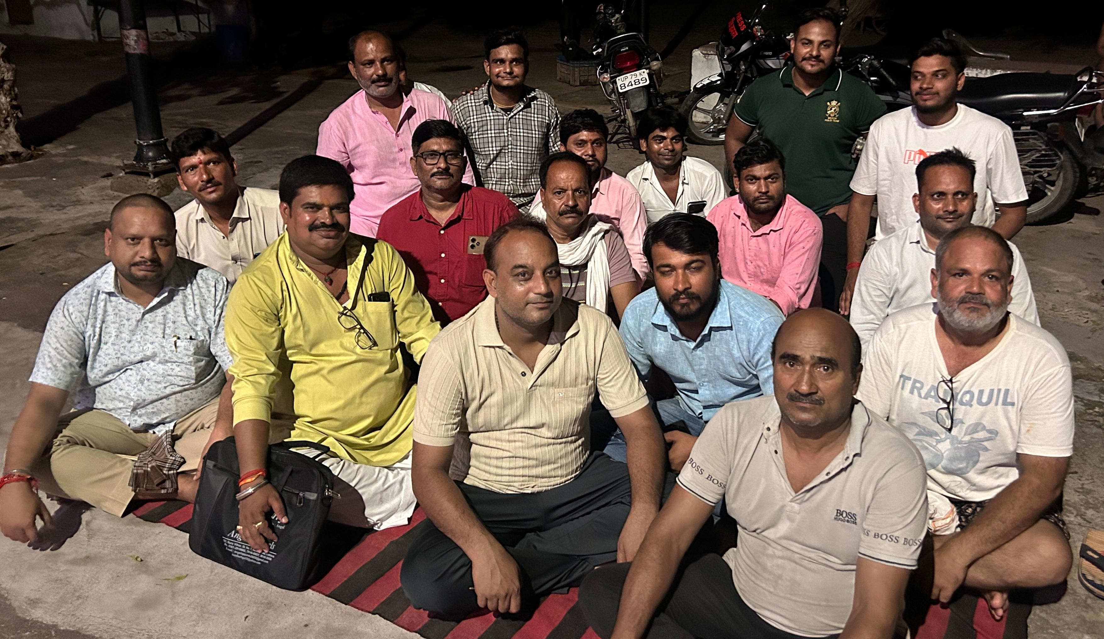 फोटो - बैठकर रूप रेखा बनाते कमेटी के सदस्य