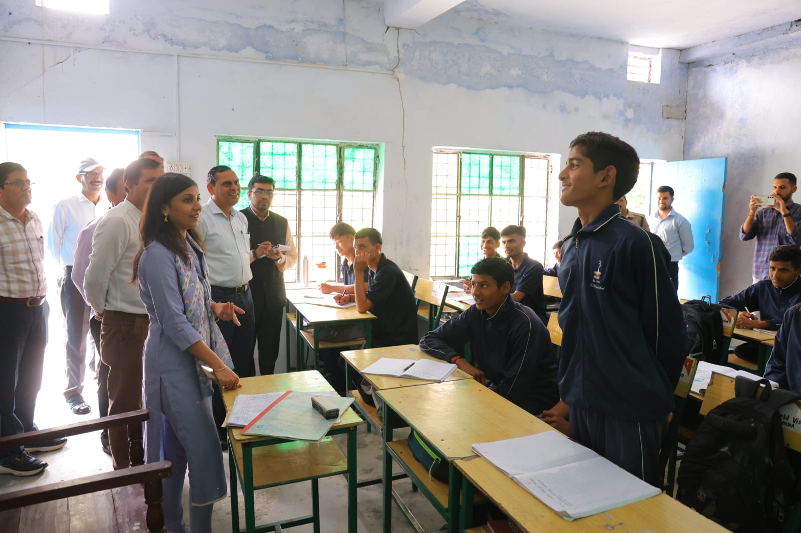 राज्य के इंटर कॉलेज क्यारक के निरीक्षण के दौरान छात्रों से बातचीत करती डीएम राज्य के इंटर कॉलेज क्यारक के निरीक्षण के दौरान छात्रों से बातचीत करती डीएम