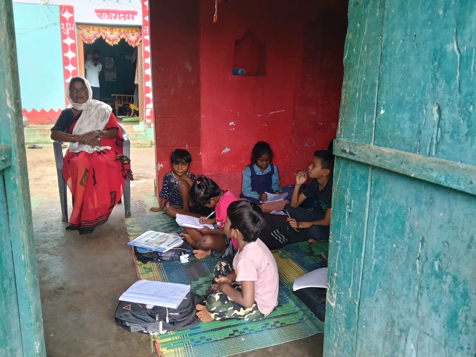 शिक्षिका के घर में संचालित विद्यालय शिक्षिका के घर में संचालित विद्यालय