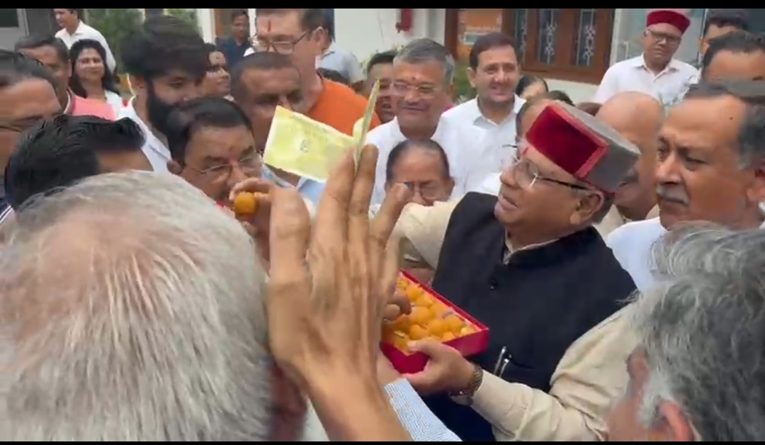 भाजपा मुख्यालय में कार्यकर्ता जश्न मनाते । भाजपा मुख्यालय में कार्यकर्ता जश्न मनाते ।
