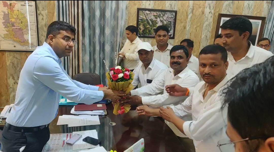 *जिलाध्यक्ष ने अपने पदाधिकारीयों के साथ डीएम से की शिष्टाचार भेंट* *जिलाध्यक्ष ने अपने पदाधिकारीयों के साथ डीएम से की शिष्टाचार भेंट*