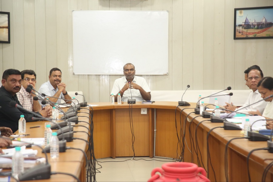 समय-सीमा बैठक लेते हुए संभागायुक्त संजीव सिंह समय-सीमा बैठक लेते हुए संभागायुक्त संजीव सिंह
