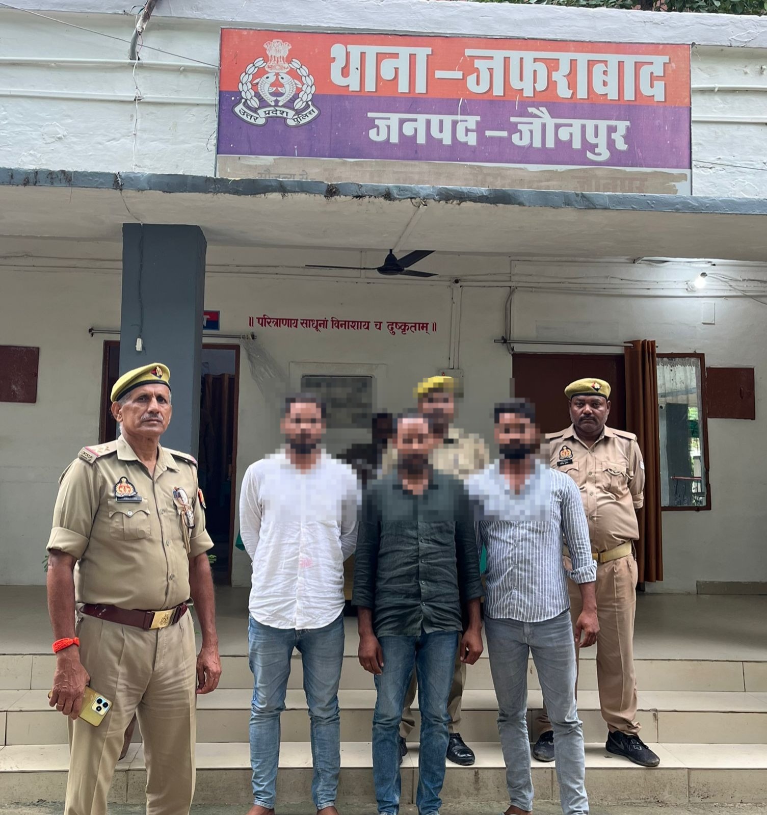 गो तस्कर पुलिस अभिरक्षा में गो तस्कर पुलिस अभिरक्षा में