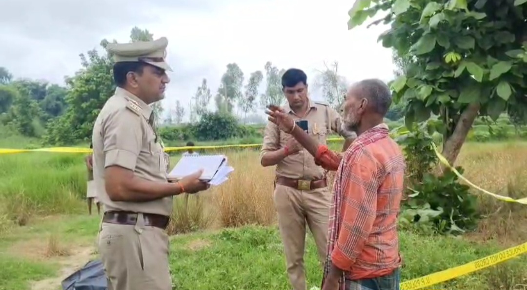 घटनास्थल पर पहुंचे एसएचओ घर वालों से बात करते हुए घटनास्थल पर पहुंचे एसएचओ घर वालों से बात करते हुए