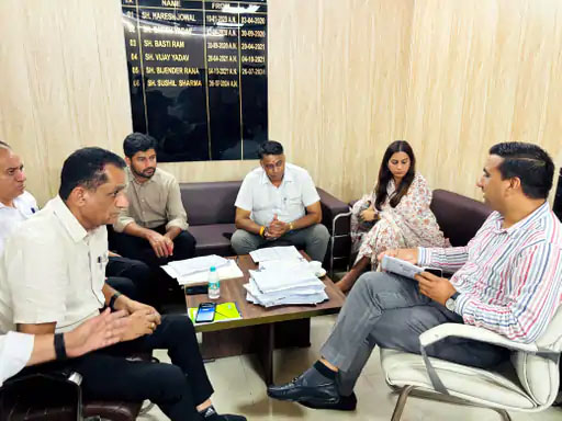 डीआरओ विकास चौधरी अधिकारियों के साथ नए कलेक्टर रेट को निर्धारित करवाते हुए। डीआरओ विकास चौधरी अधिकारियों के साथ नए कलेक्टर रेट को निर्धारित करवाते हुए।