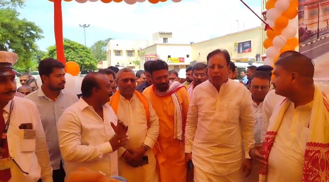स्टेशन निर्माण कार्य का भूमि पूजन करने पहुंचे सांसद स्टेशन निर्माण कार्य का भूमि पूजन करने पहुंचे सांसद