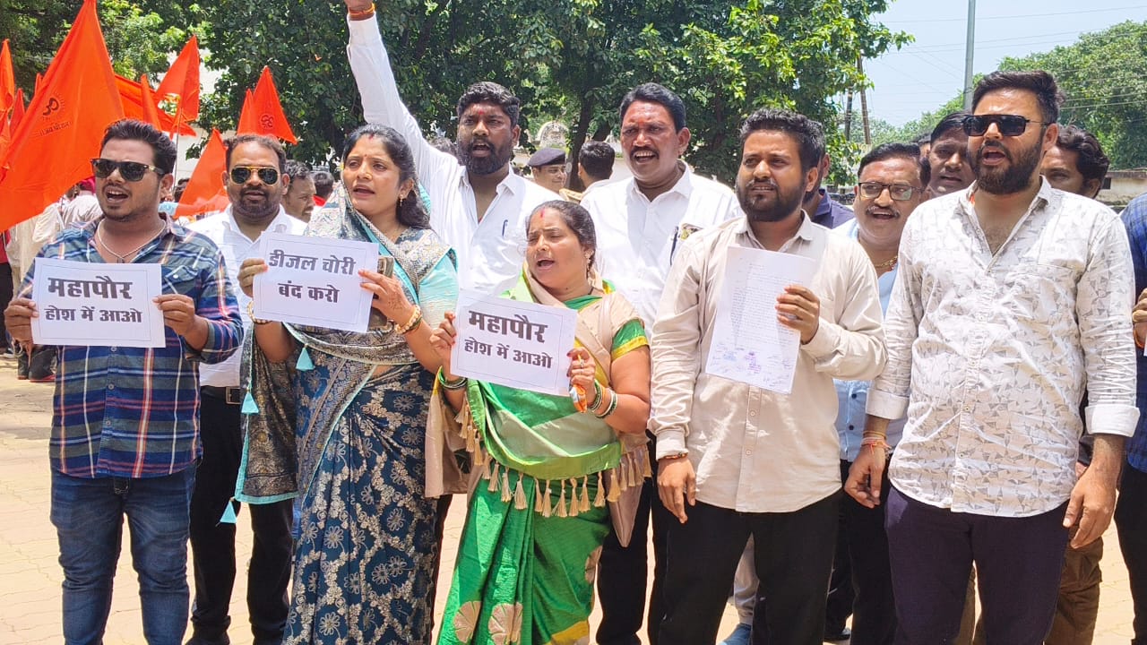 नारेबाजी कर विरोध जताते हुए कांग्रेसी पार्षद। नारेबाजी कर विरोध जताते हुए कांग्रेसी पार्षद।