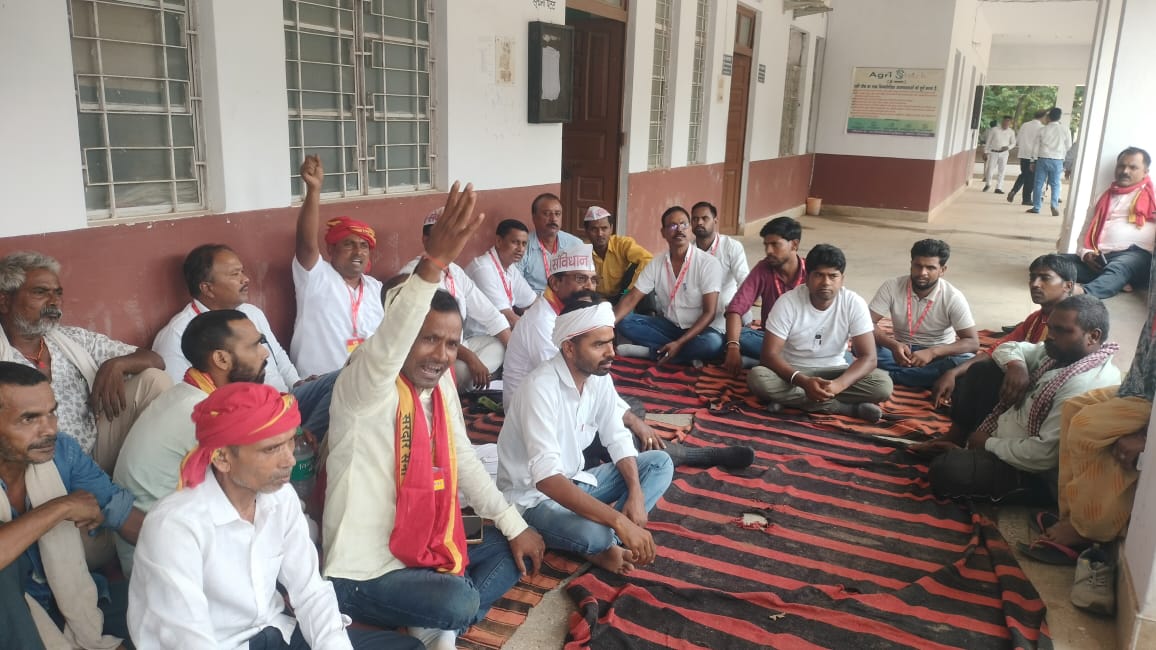 मडिहान तहसील में आमरण अनशन पर बैठे किसान। मडिहान तहसील में आमरण अनशन पर बैठे किसान।