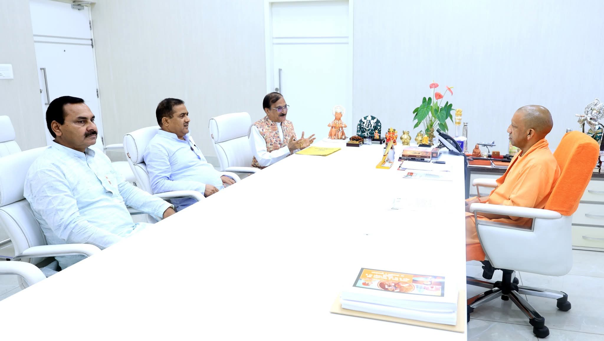 लखनऊ में मुख्यमंत्री योगी आदित्यनाथ से मुलाकात करते कुंदरकी विधायक ठाकुर रामवीर सिंह और मुरादाबाद के महापौर विनोद अग्रवाल।