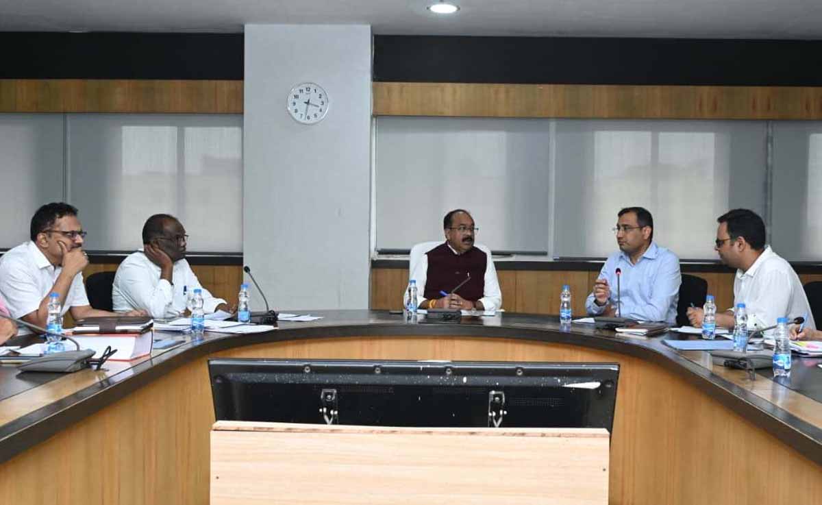 उप मुख्यमंत्री अरुण साव  समीक्षा बैठक लेते