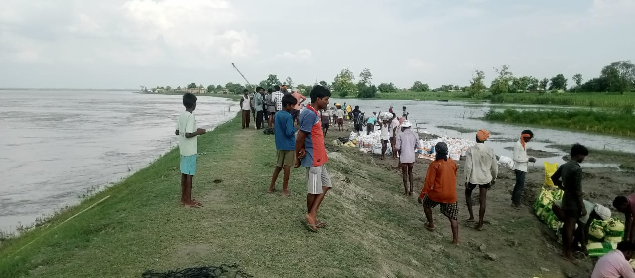 काटन के बाद बंधे पर मौजूद ग्रामीण काटन के बाद बंधे पर मौजूद ग्रामीण