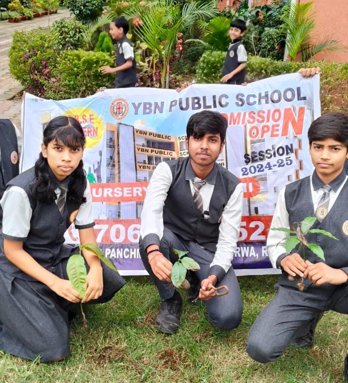पौधरोपण करते बच्चे पौधरोपण करते बच्चे
