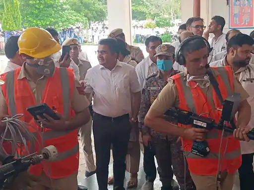 भूकंप और बाढ़ को लेकर मॉक ड्रिल करते हुए बचाव दल।